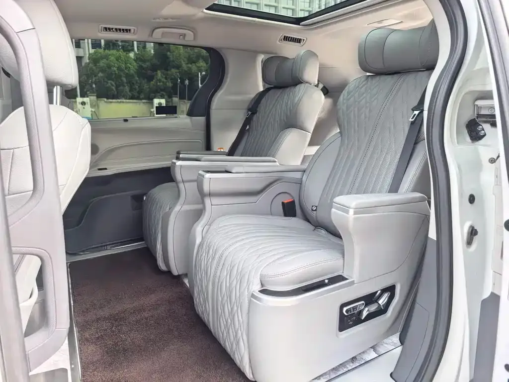 Toyota Granvia — фото 2