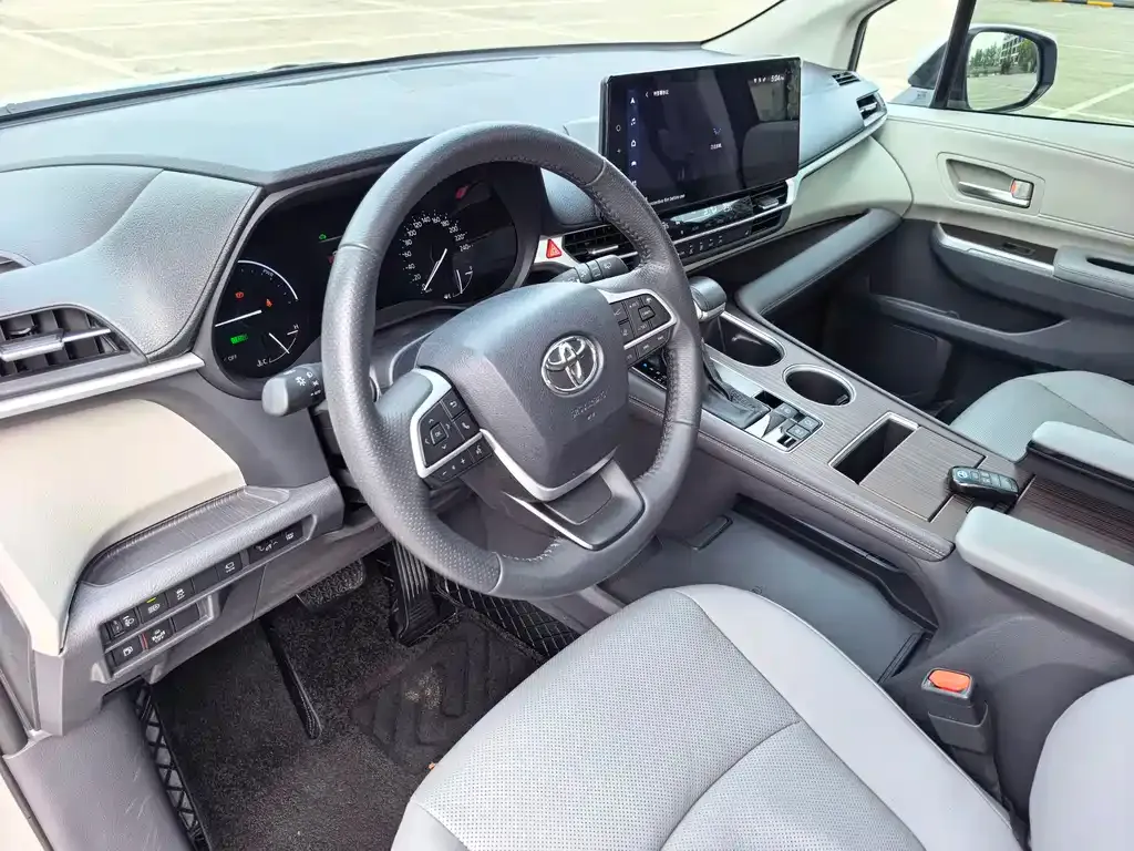 Toyota Granvia — фото 4