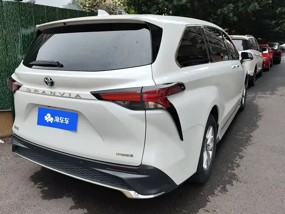 Toyota Granvia — фото 10