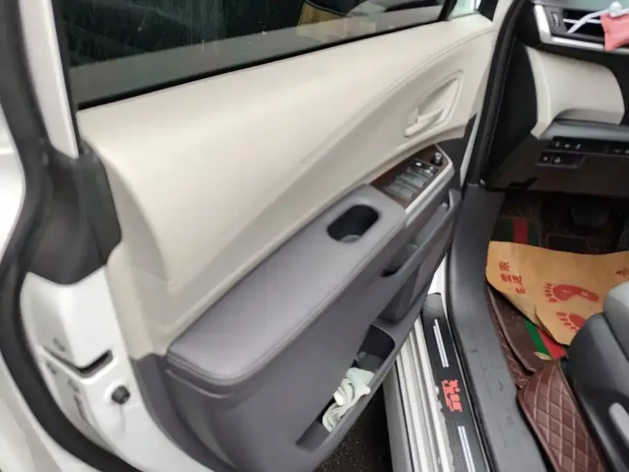 Toyota Granvia — фото 2
