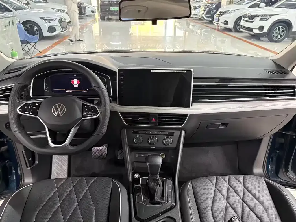 Volkswagen Tiguan L — фото 6