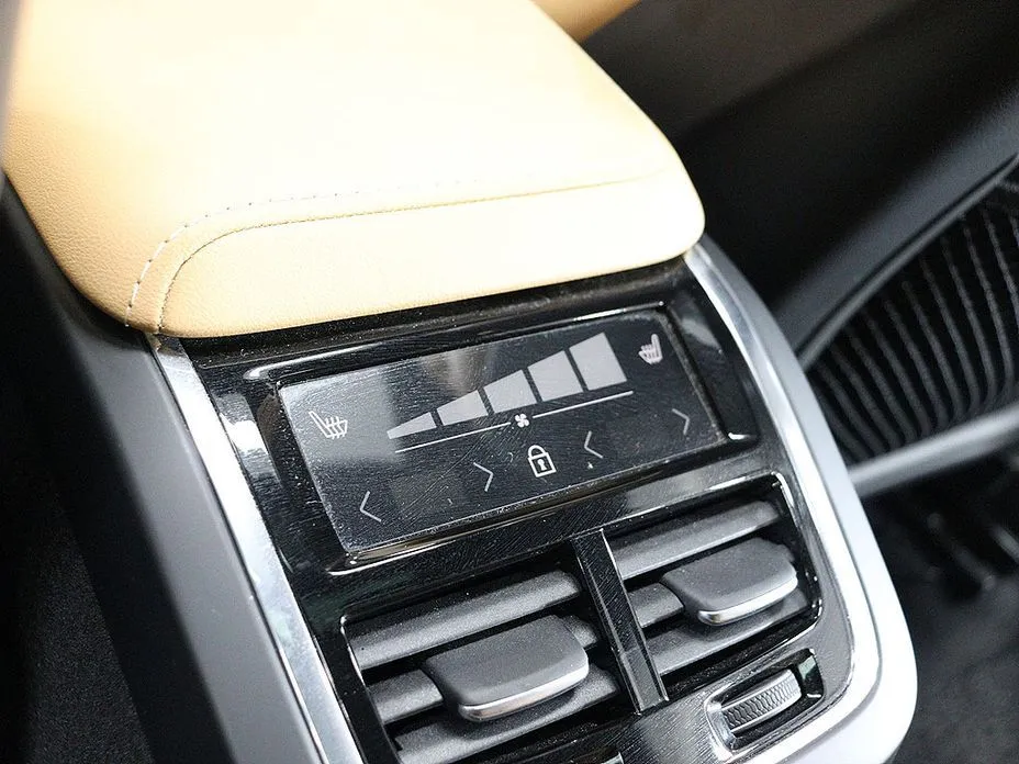 Volvo XC60 — фото 10