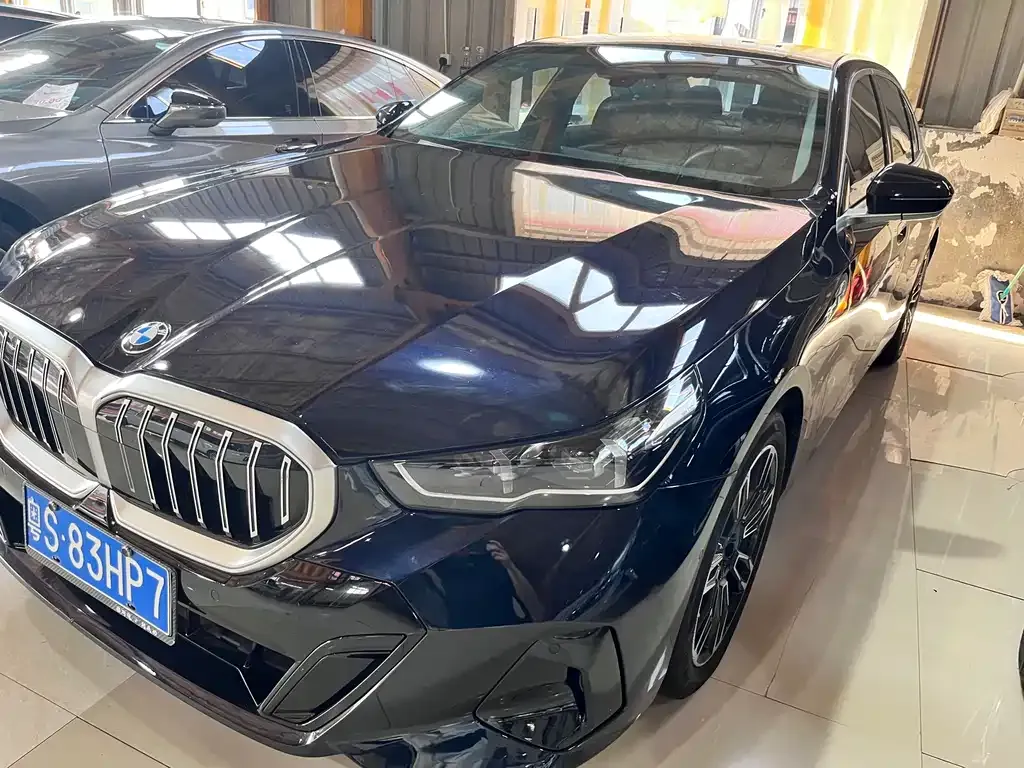 BMW 5 Series — фото 1
