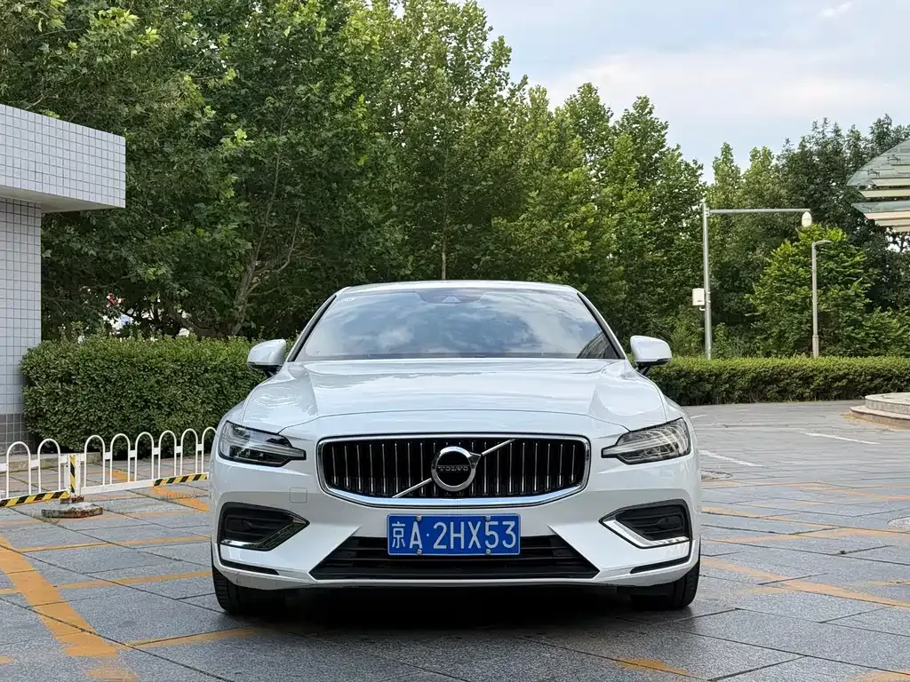 Volvo S60 — фото 1