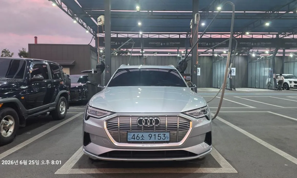 Audi e-tron — фото 1