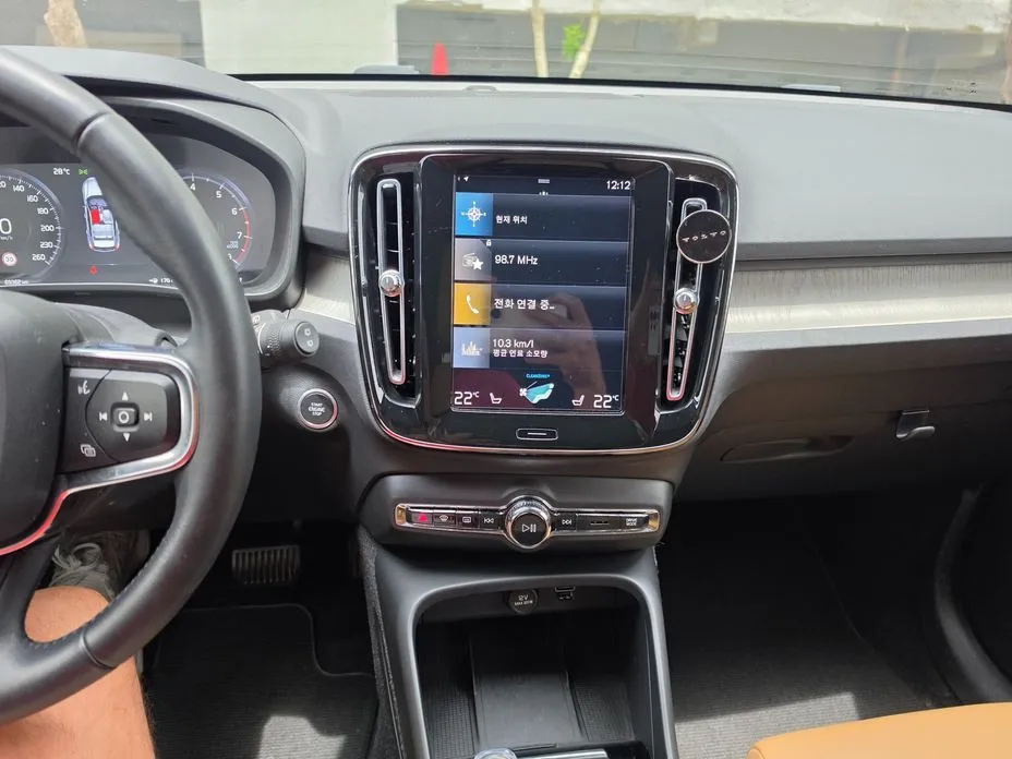 Volvo XC40 — фото 10