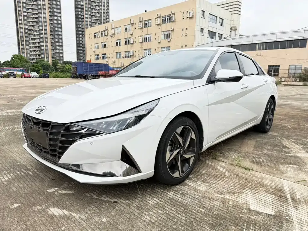 Hyundai Elantra — фото 1