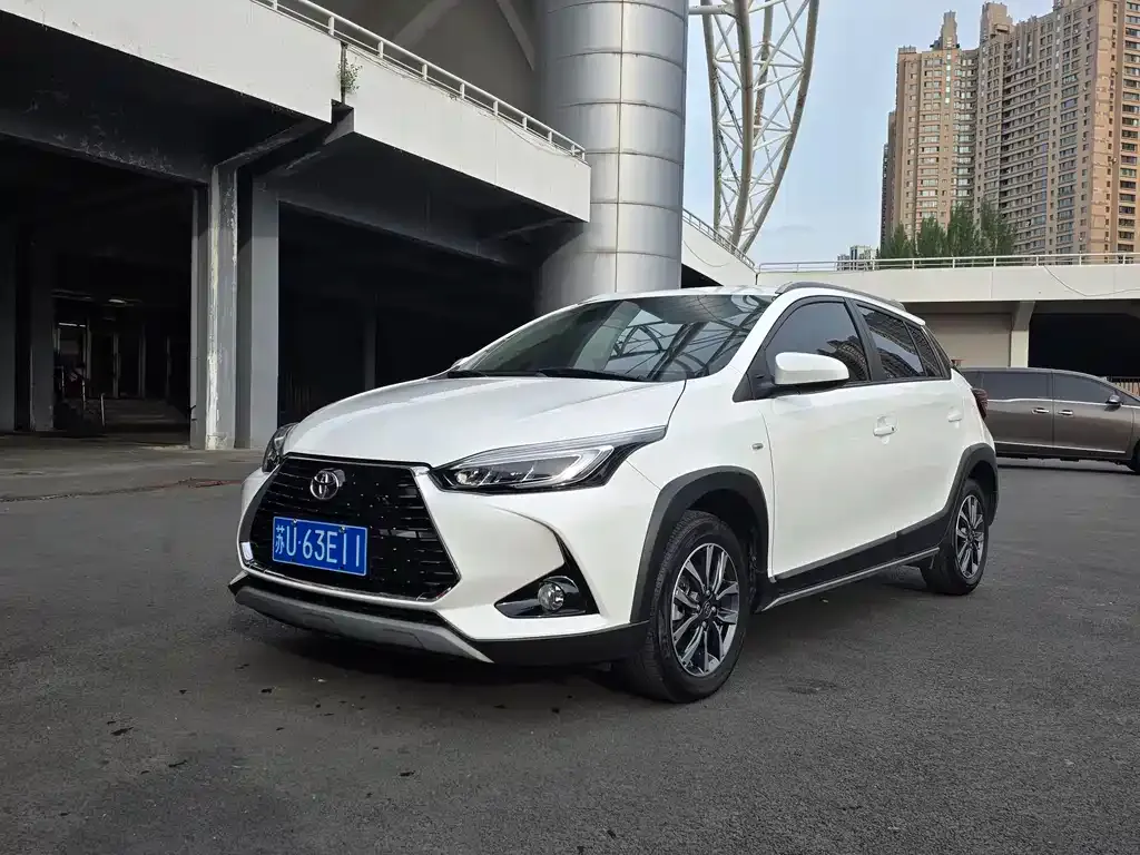 Toyota Yaris L — фото 1