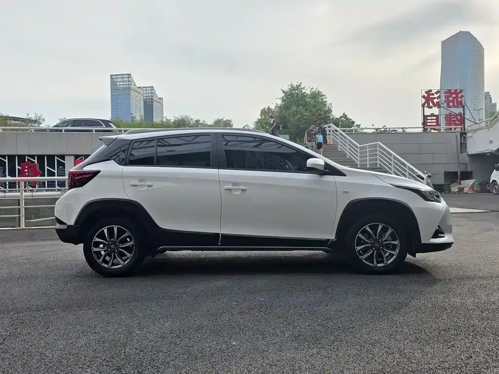 Toyota Yaris L — фото 10