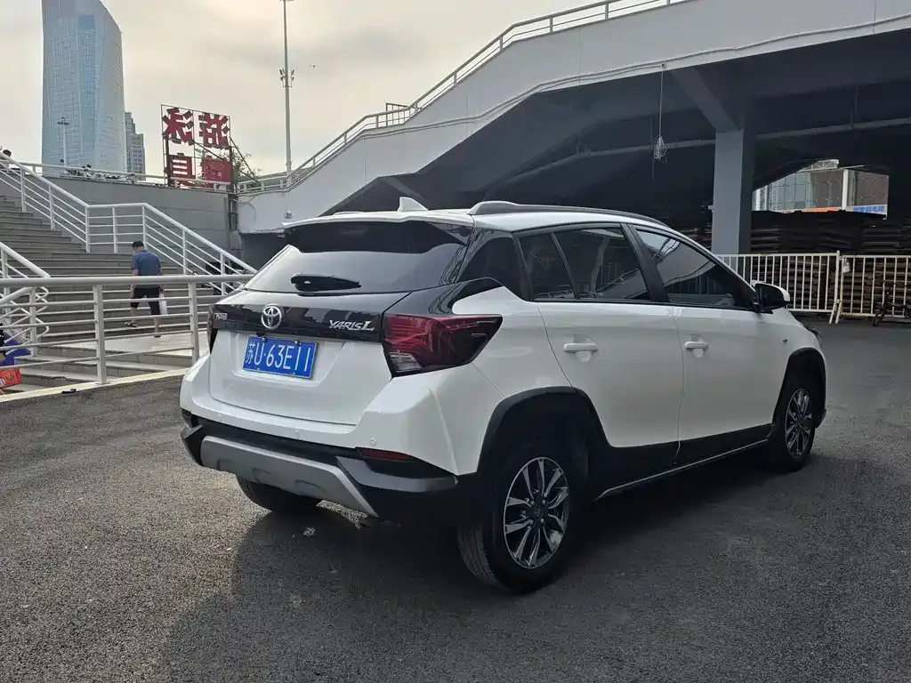 Toyota Yaris L — фото 2