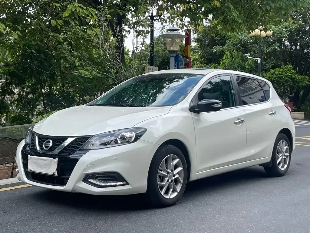 Nissan Tiida — фото 1
