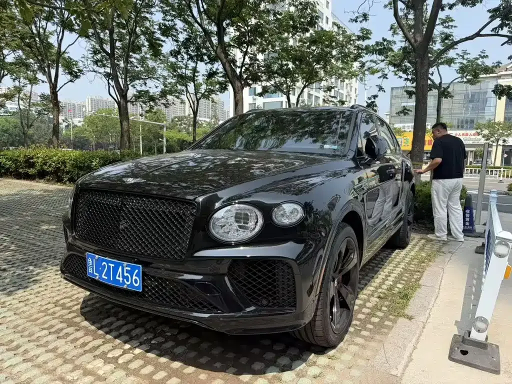 Bentley Bentayga — фото 1