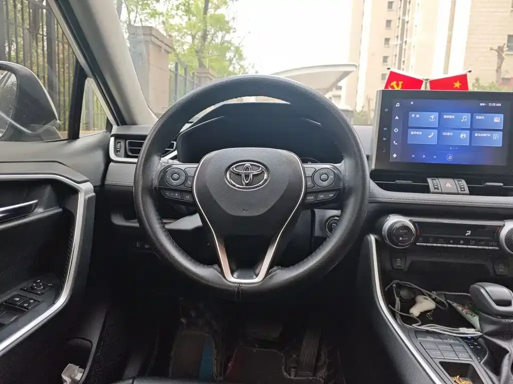 Toyota RAV4 — фото 7