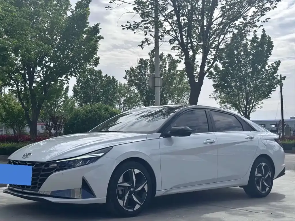 Hyundai Elantra — фото 1