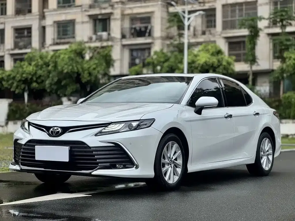 Toyota Camry — фото 1