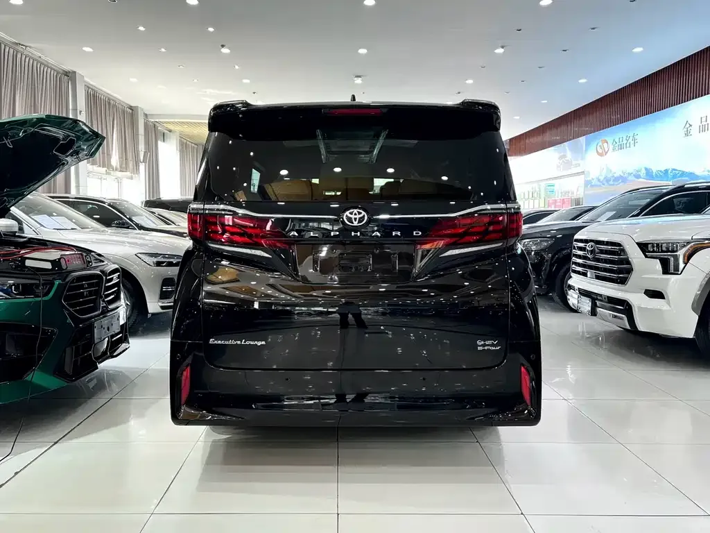 Toyota Alphard — фото 2
