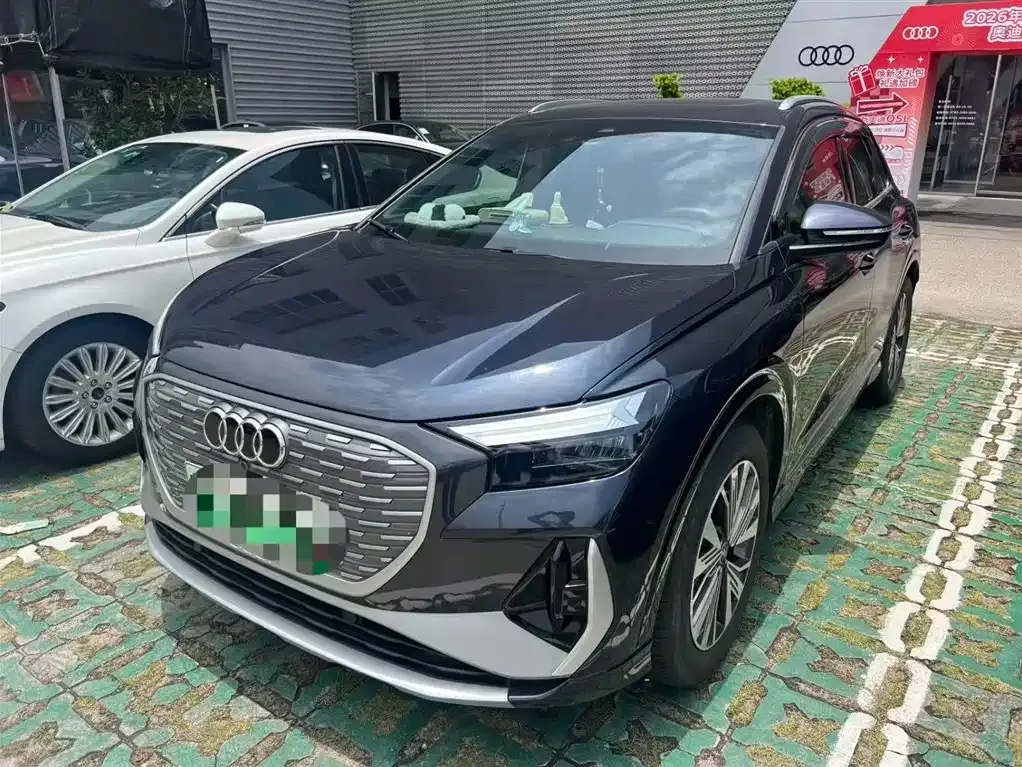 Audi Q4 e-tron — фото 1