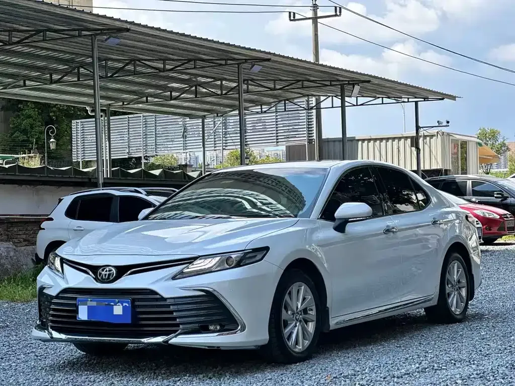 Toyota Camry — фото 1
