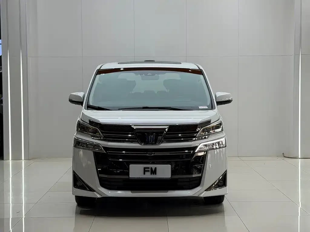 Toyota Alphard — фото 1