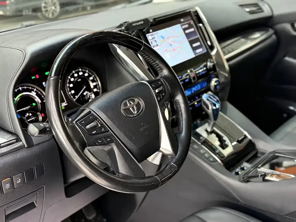 Toyota Alphard — фото 5