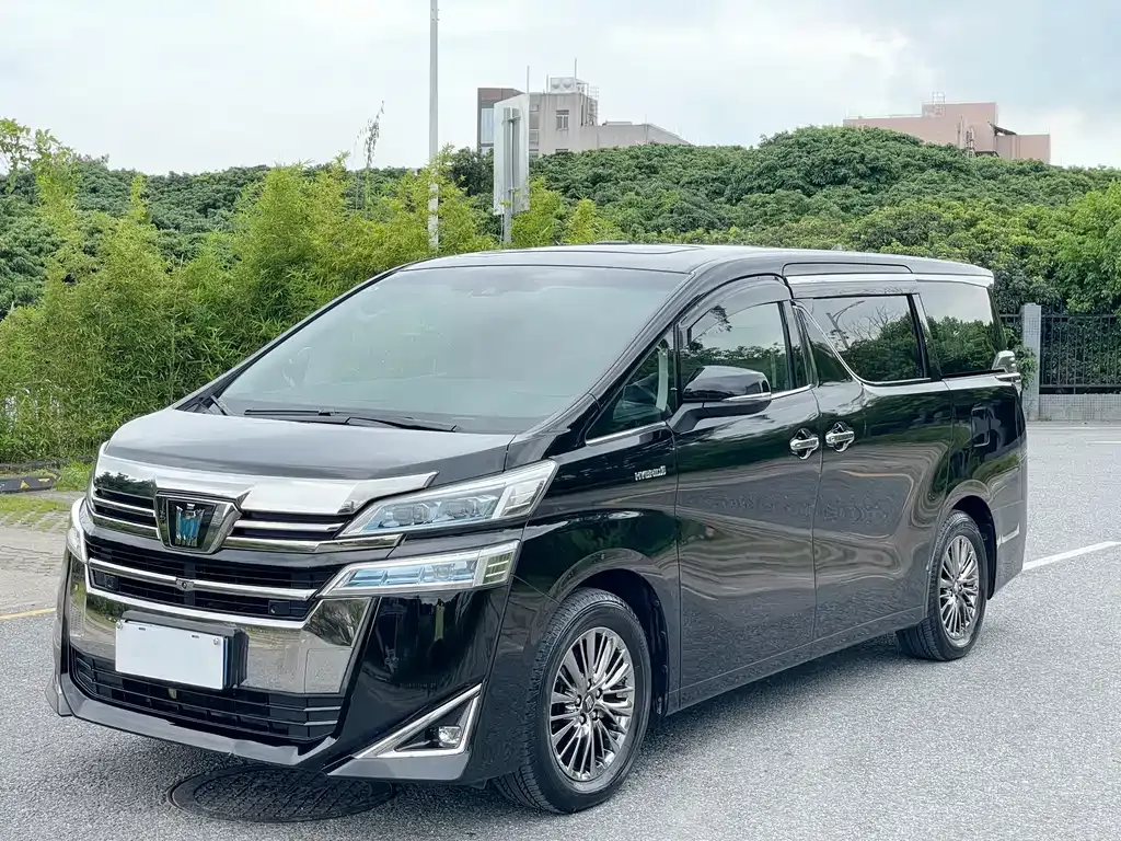 Toyota Vellfire — фото 1