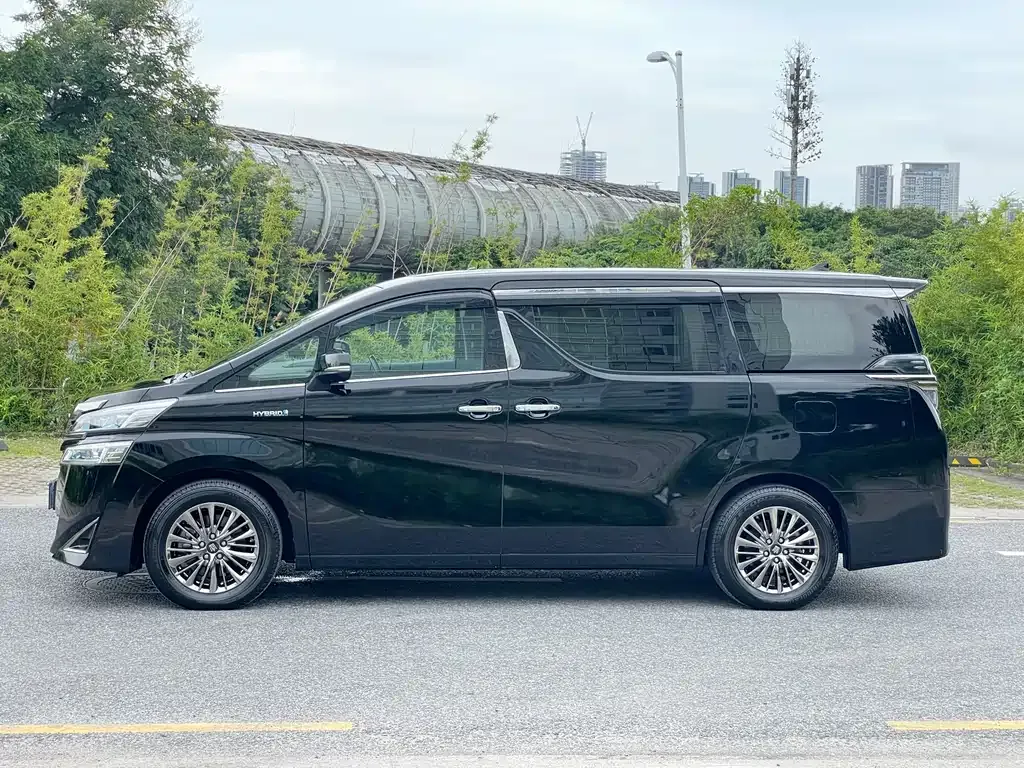 Toyota Vellfire — фото 3