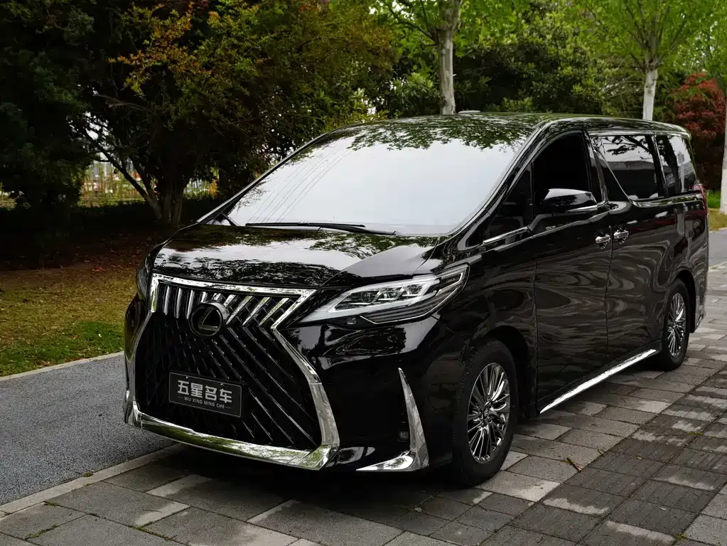 Toyota Vellfire — фото 1