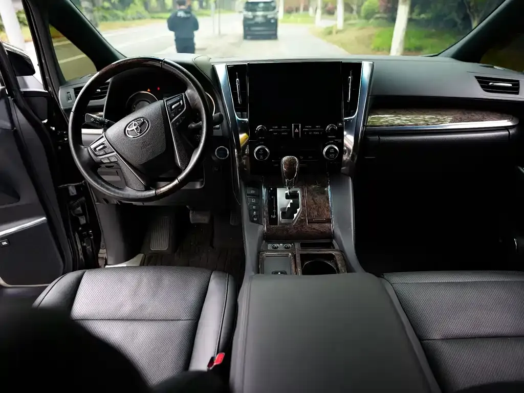 Toyota Vellfire — фото 2