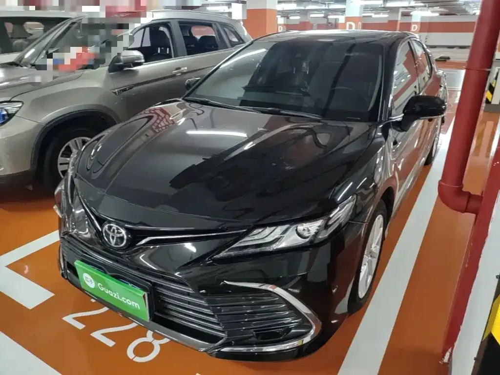 Toyota Camry — фото 1