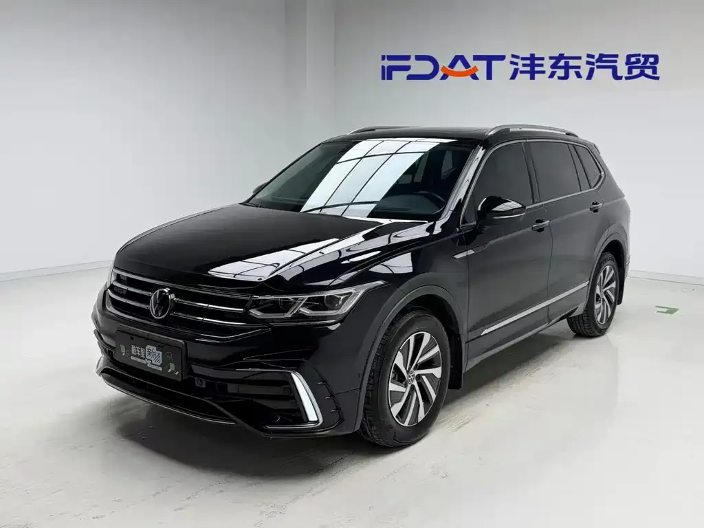 Volkswagen Tiguan L PHEV — фото 1
