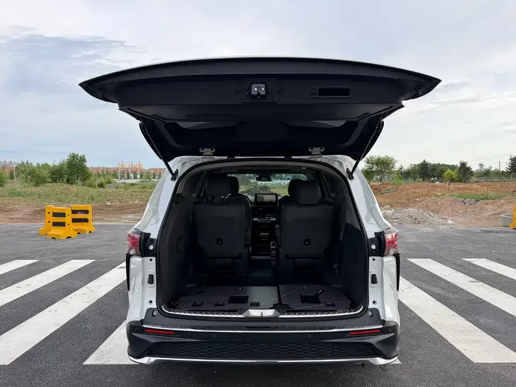 Toyota Granvia — фото 3
