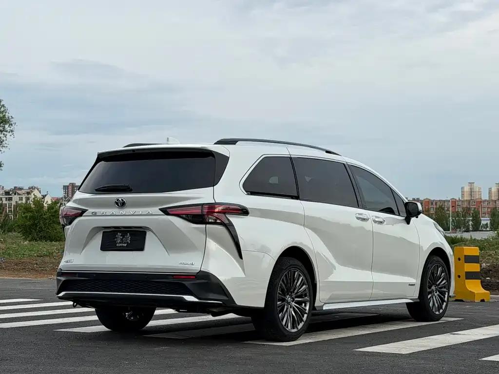 Toyota Granvia — фото 4