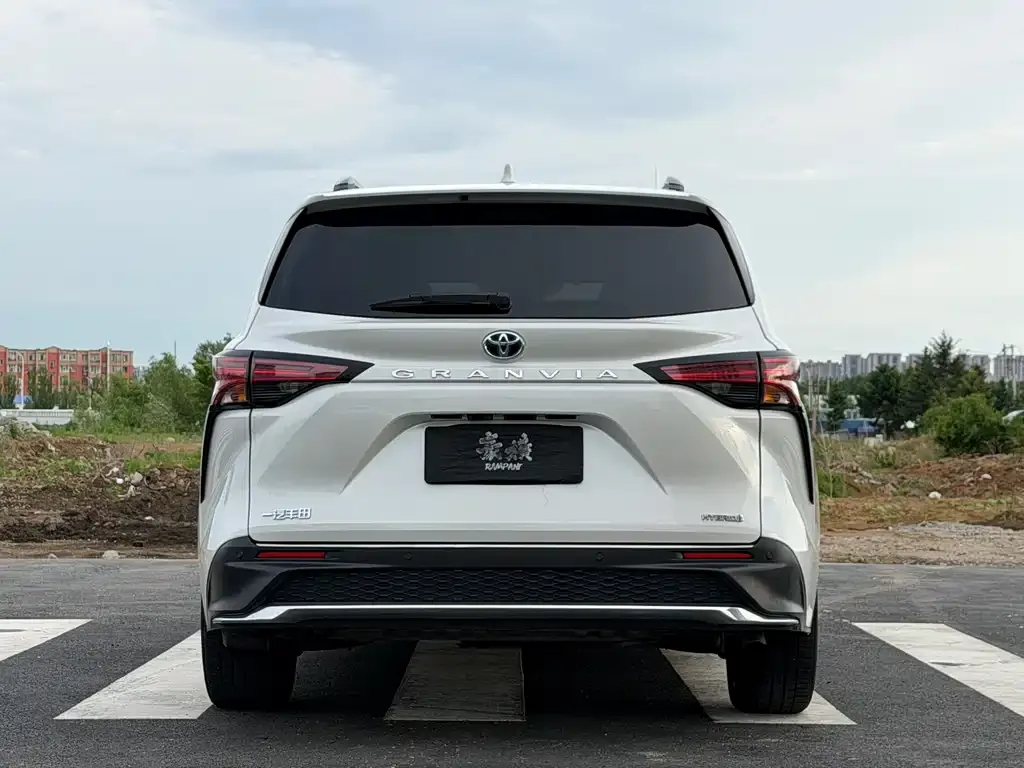 Toyota Granvia — фото 5