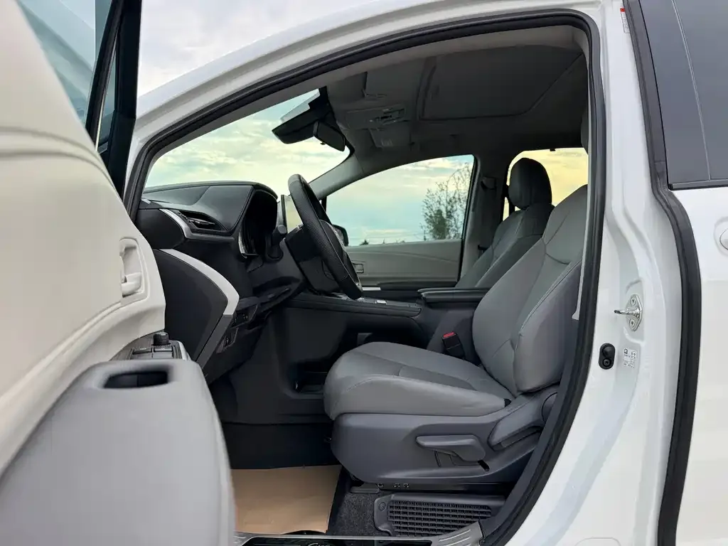 Toyota Granvia — фото 2