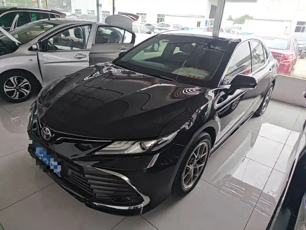 Toyota Camry — фото 1