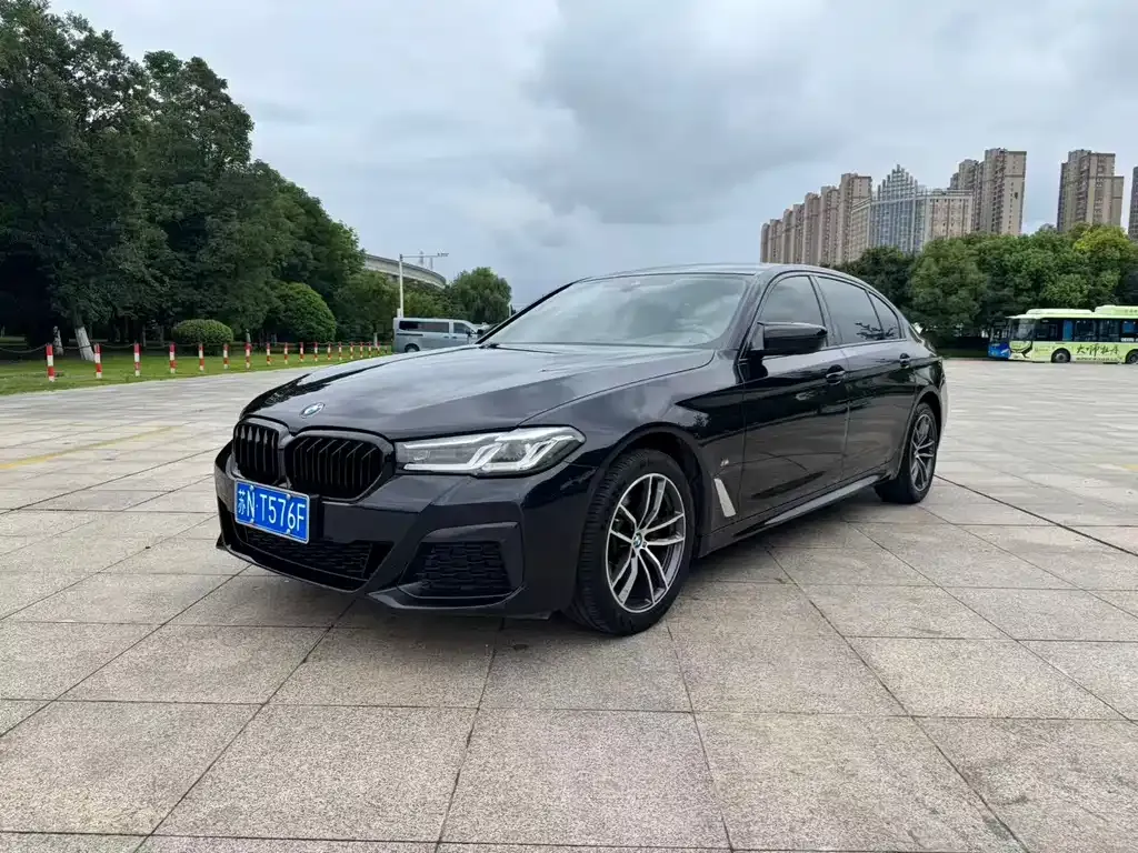 BMW 5 Series — фото 1