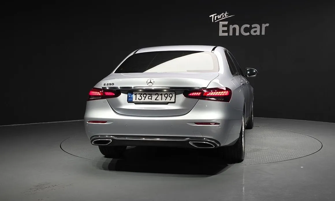 Mercedes-Benz E-Class — фото 2