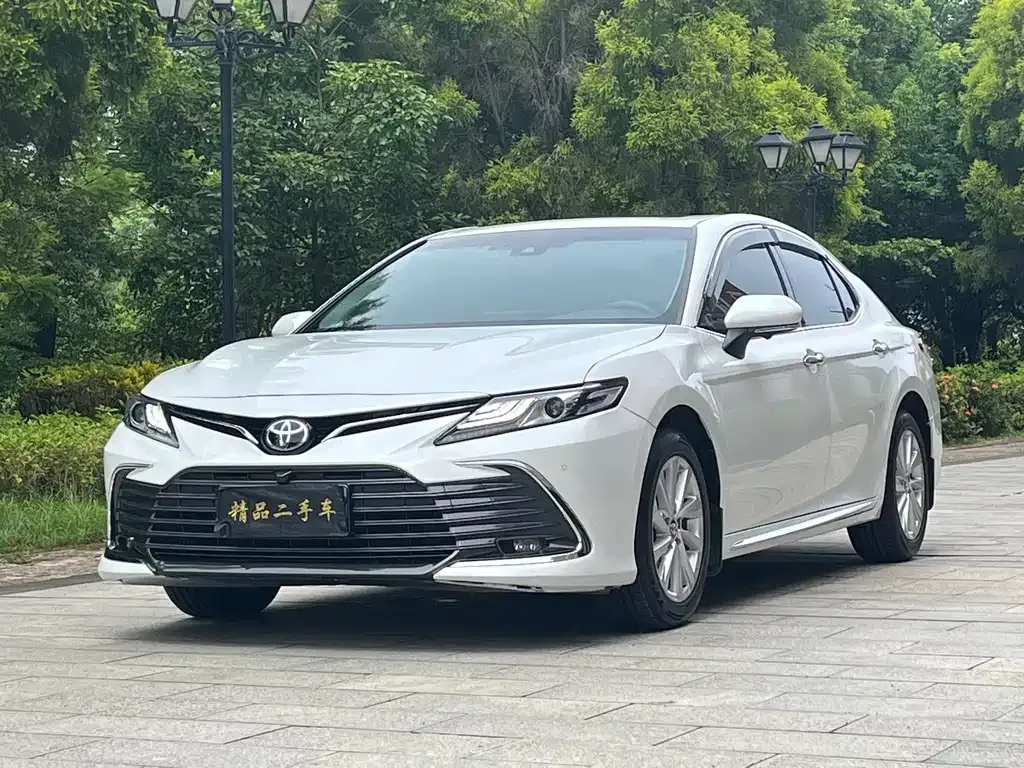 Toyota Camry — фото 1