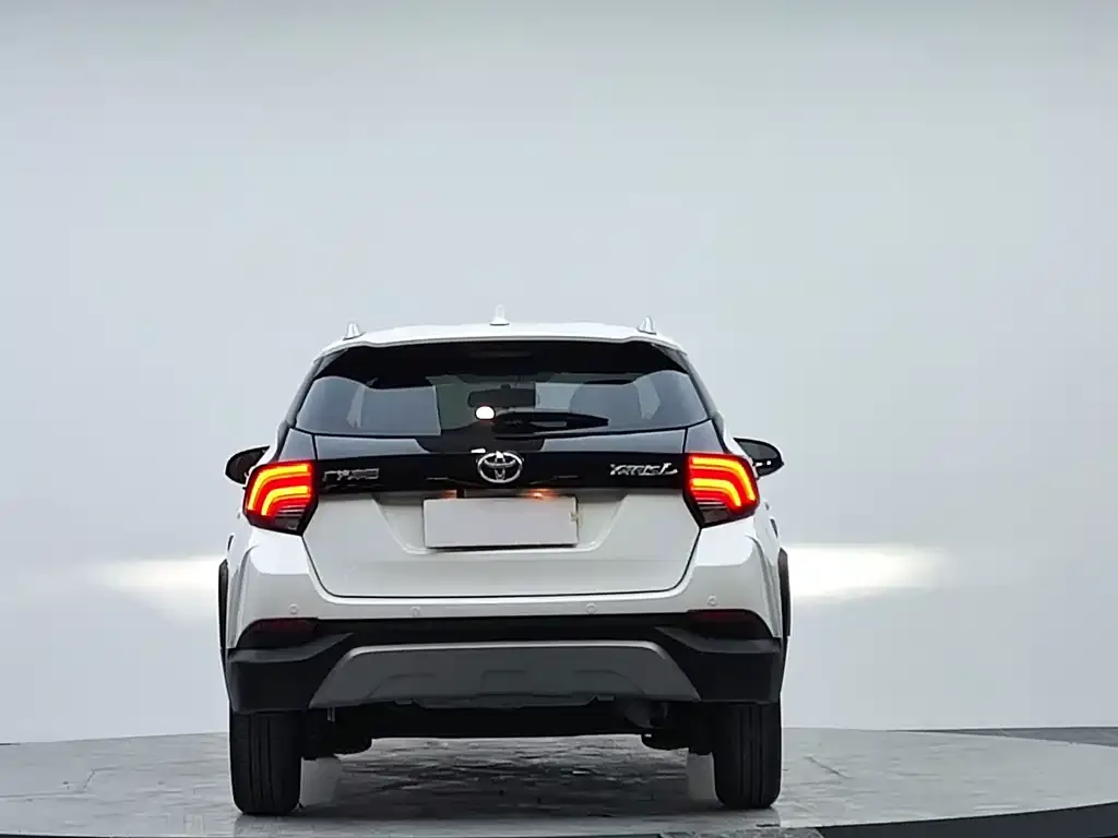 Toyota Yaris L — фото 10