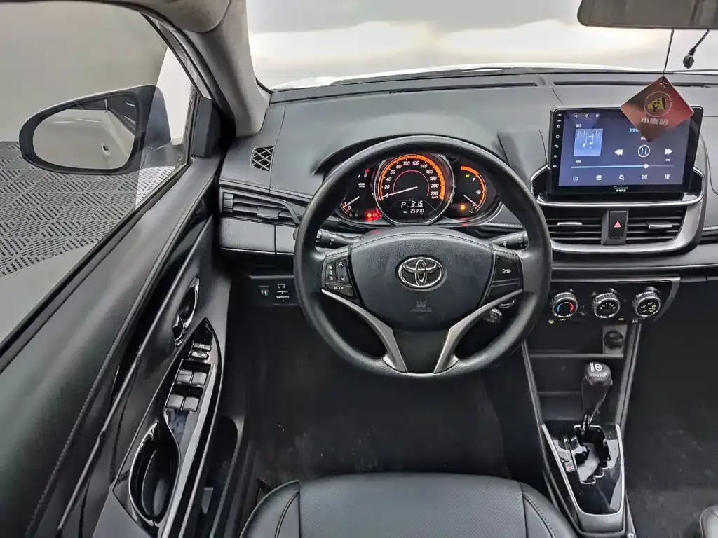 Toyota Yaris L — фото 5