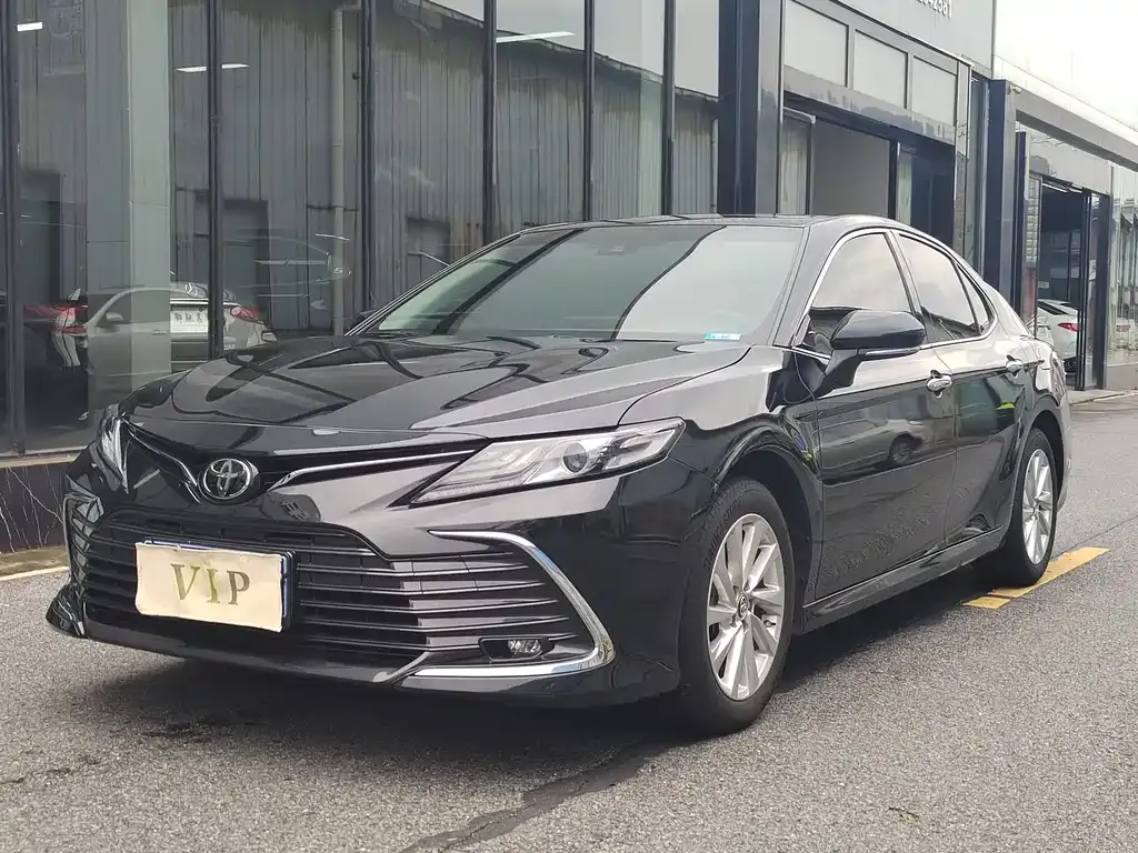 Toyota Camry — фото 1