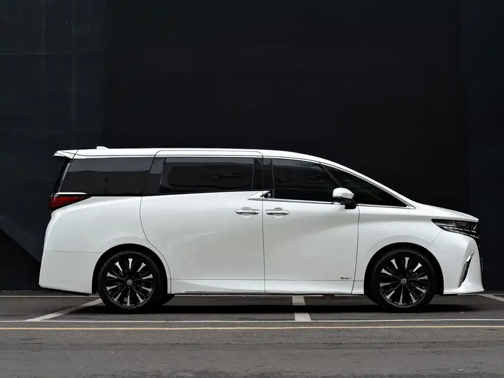 Toyota Alphard — фото 3