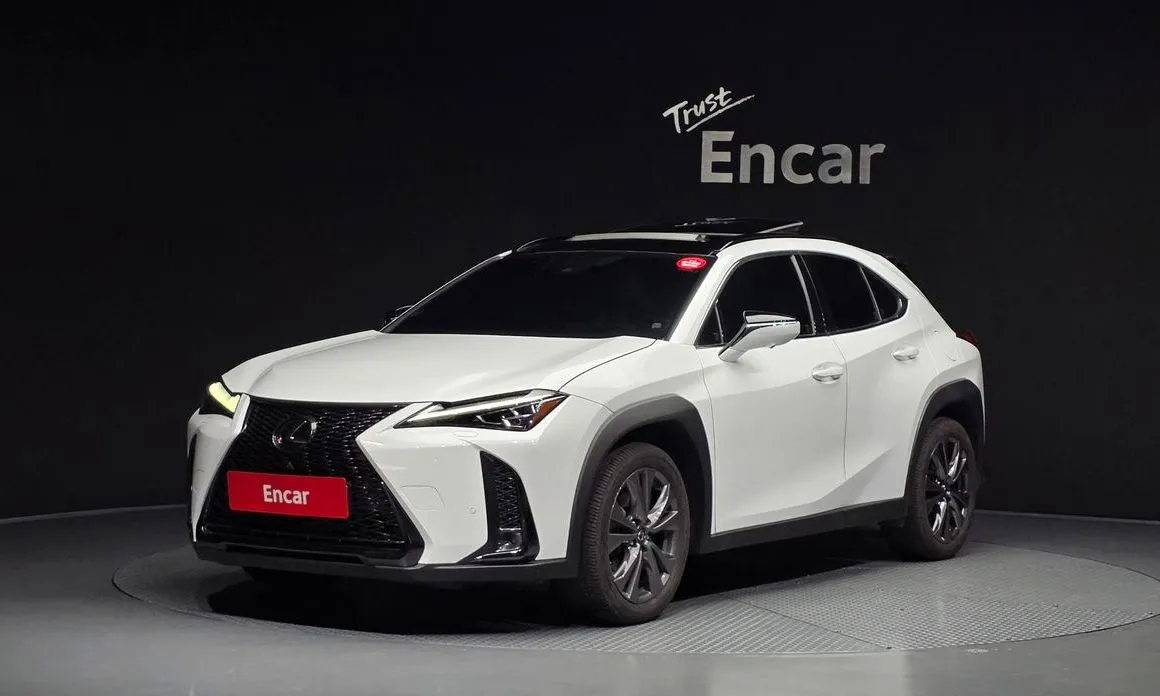 Lexus UX — фото 1