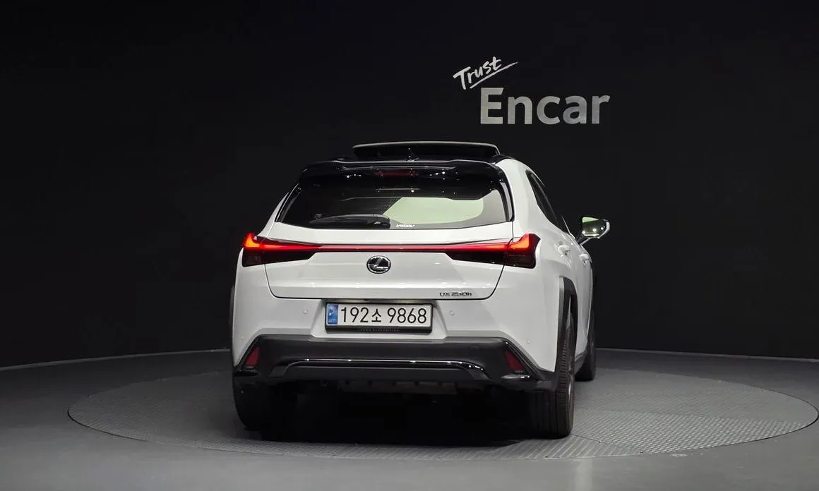 Lexus UX — фото 2