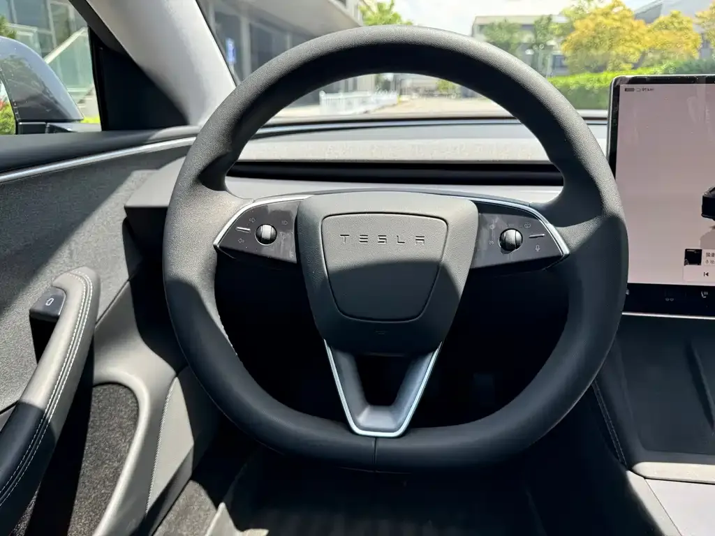Tesla Model 3 — фото 7