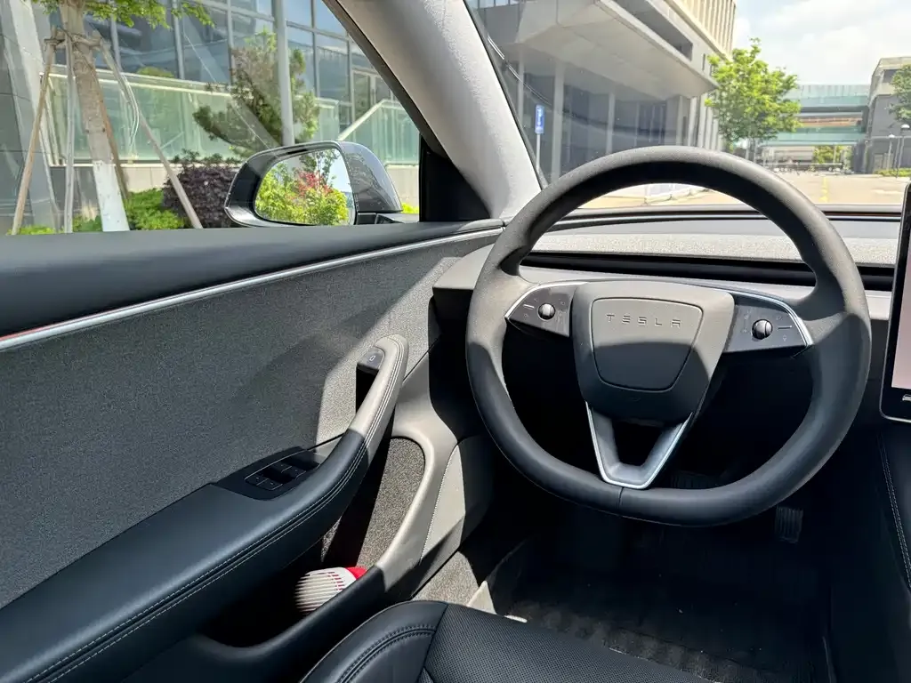 Tesla Model 3 — фото 4
