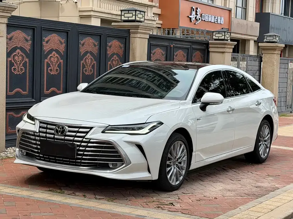 Toyota Avalon — фото 1