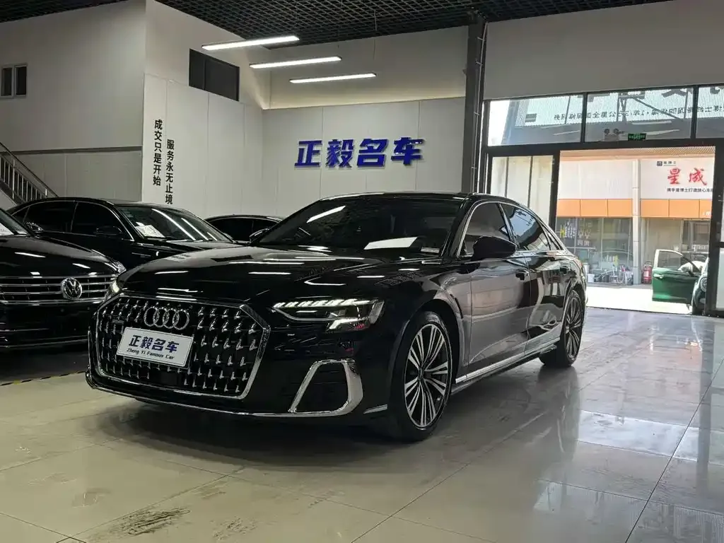 Audi A8 — фото 1