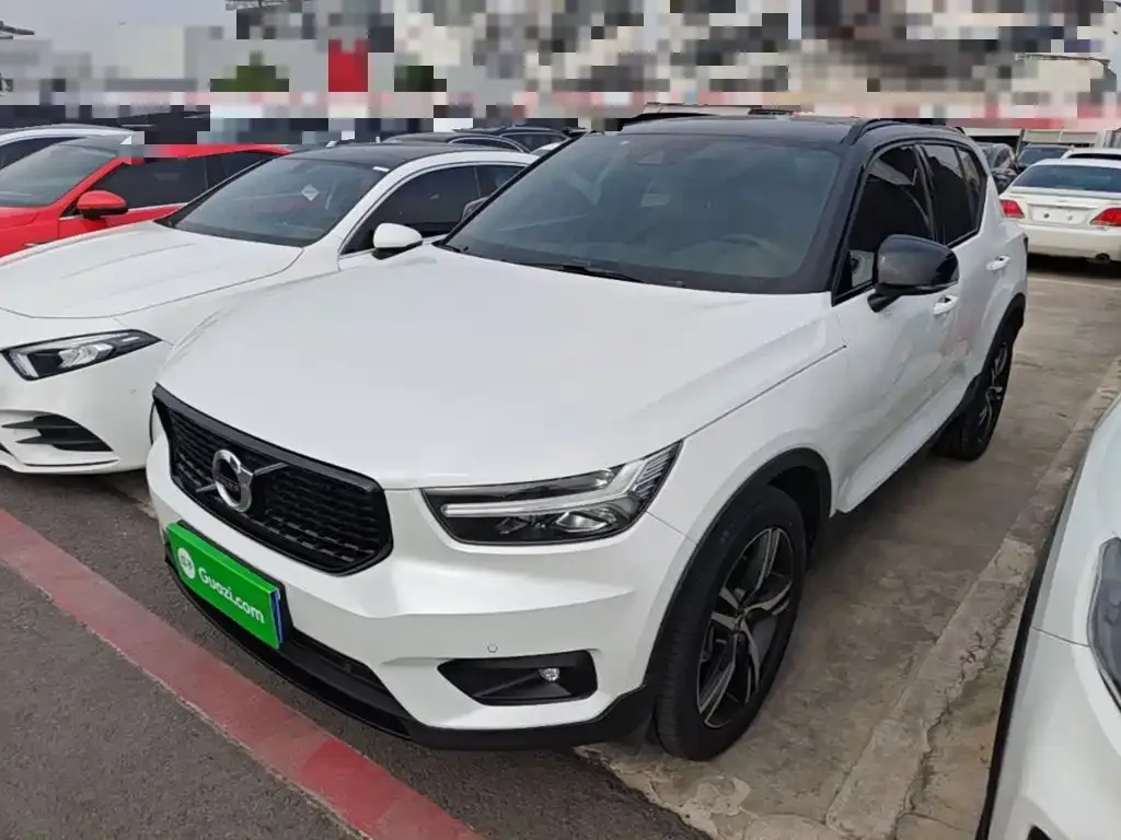 Volvo XC40 — фото 1