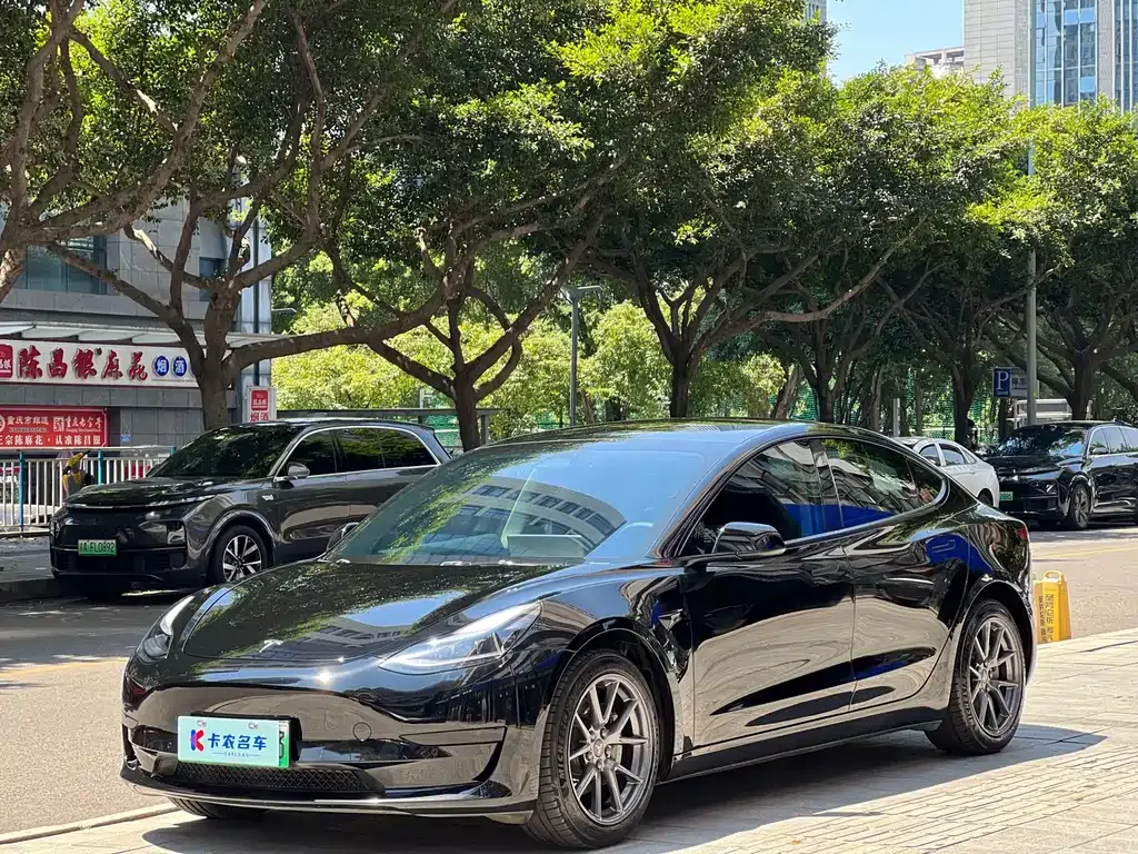 Tesla Model 3 — фото 1